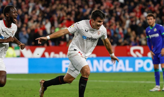 Marcos Acuña celebra un gol con el Sevilla