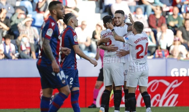 Los jugadores del Sevilla celebran un gol
