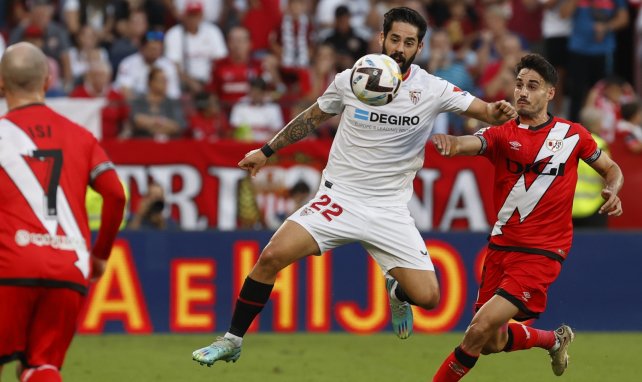 Isco Alarcón controla el cuero ante la presión de Óscar Valentín