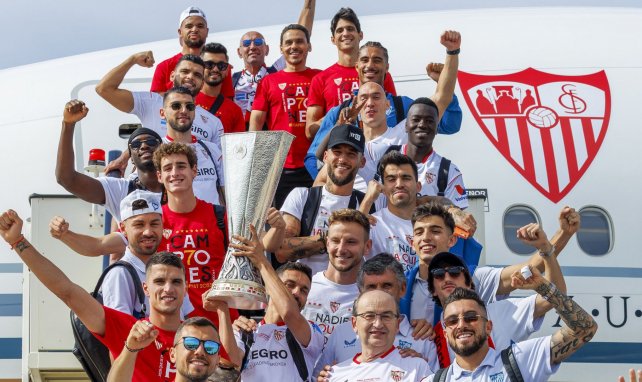 Los jugadores del Sevilla con la Europa League