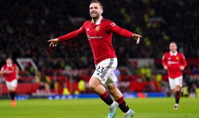 Luke Shaw festeja con el Manchester United 