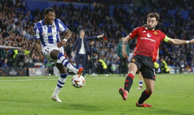 Sheraldo Rudi Salomo Willem Becker golpea el balón