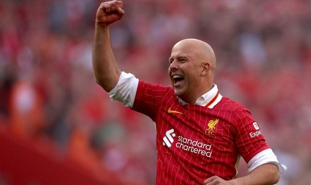 Arne Slot celebra la Premier con el Liverpool.