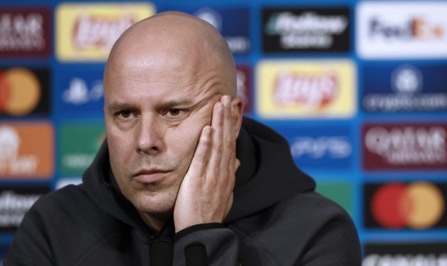 Arne Slot en sala de prensa.