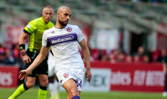 Sofyan Amrabat golpea el cuero con la Fiorentina
