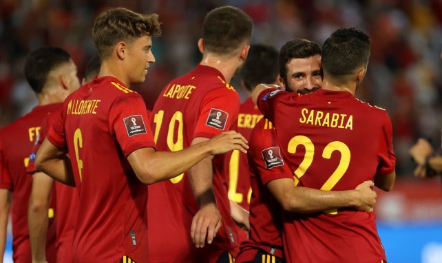 Los futbolistas de España festejan una diana
