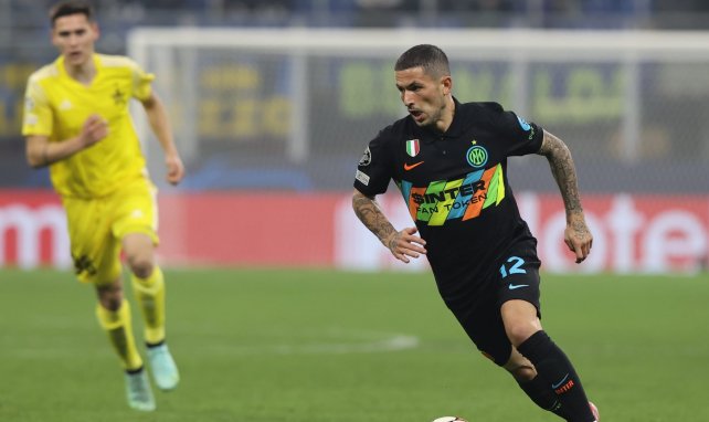 Stefano Sensi conduce el cuero en un duelo del Inter de Milán