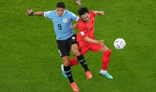 Luis Suarez disputa una pelota ante Corea del Sur