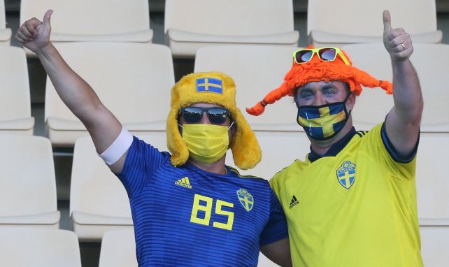 Dos aficionados de Suecia en las gradas