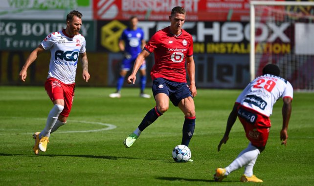 Sven Botman golpea el balón en un choque con el Lille