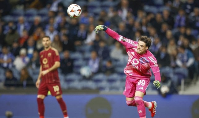 Mile Svilar con la AS Roma