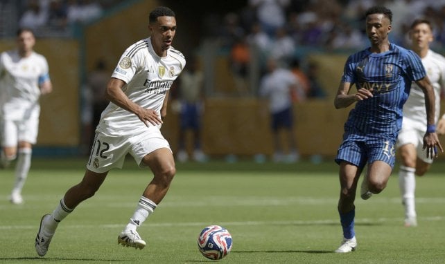 Trent Alexander-Arnold conduce el balón