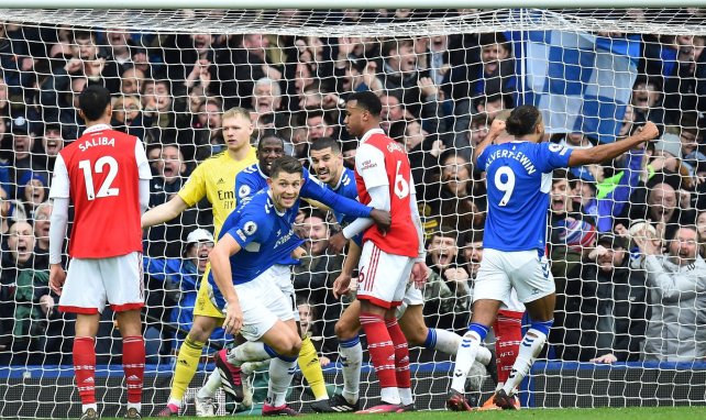 James Tarkowski celebra el gol del Everton