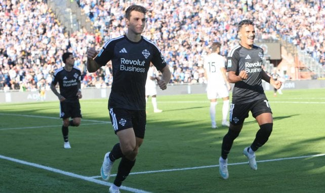 Anastasios Douvikas firma su nuevo contrato