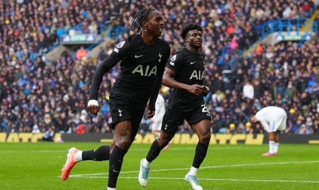 Mathys Tel con el Tottenham Hotspur