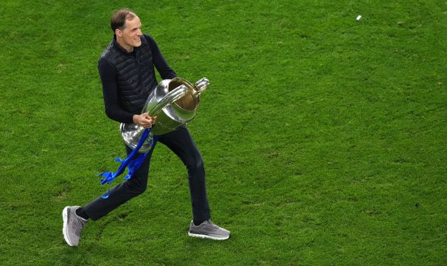 Thomas Tuchel muestra su alegría con el trofeo de la Liga de Campeones