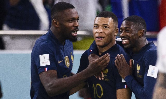 Marcus Thuram, Kylian Mbappé y Ousmane Dembélé celebran un gol con Francia