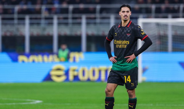 Tijjani Reijnders, brazos en jarra