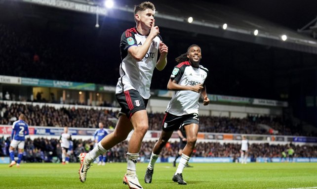 Tom Cairney celebra un gol con el Fulham