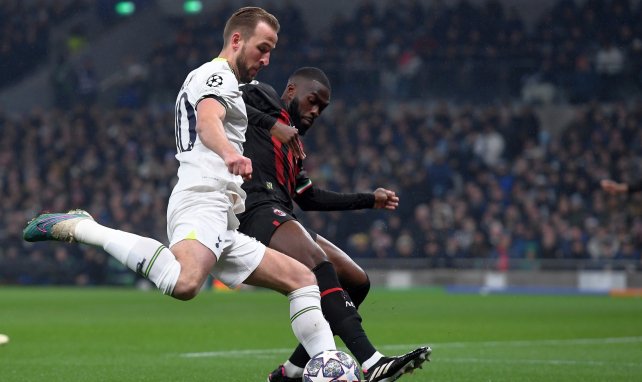 Harry Kane intenta superar a Fikayo Tomori