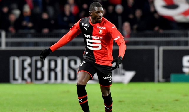 Hamari Traoré en acción con el Rennes