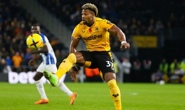Adama Traoré controla el cuero con el Wolverhampton