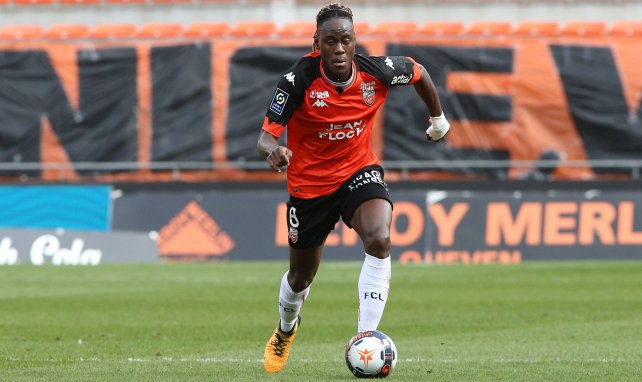 Trevoh Chalobah en acción con el Lorient