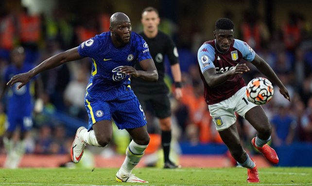 Axel Tuanzebe y Romelu Lukaku, en un duelo en la Premier League