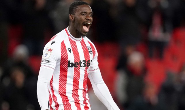 Axel Tuanzebe con el Stoke City