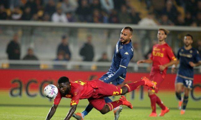 Samuel Umtiti en acción con el Lecce