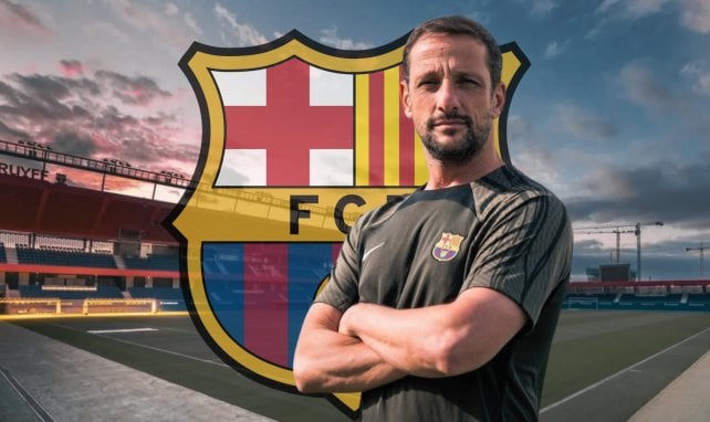 Juliano Belletti con el escudo del FC Barcelona.