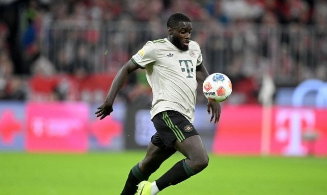 Dayot Upamecano trata de controlar el balón