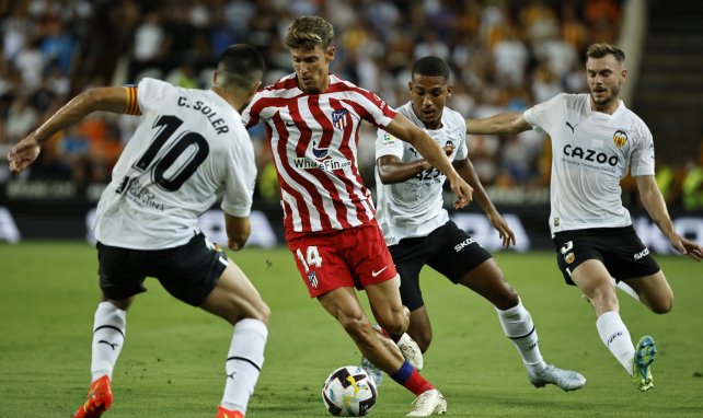 Marcos Llorente, rodeado por varios jugadores del Valencia