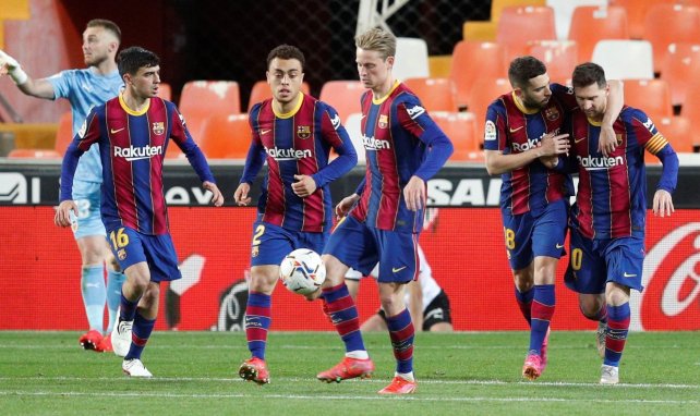 Los futbolistas del FC Barcelona festejan una diana de Lionel Messi