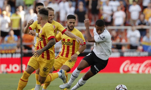 Samuel Lino trata de desbordar con el Valencia ante el Girona