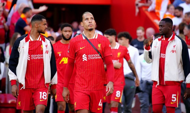 Virgil van Dijk mira al cielo con aire pensativo