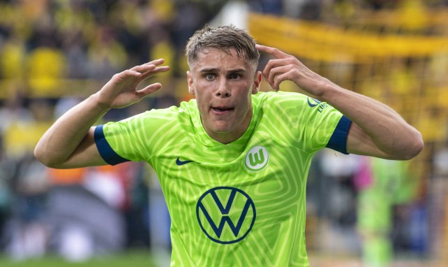 Micky van de Ven con el  VfL Wolfsburg