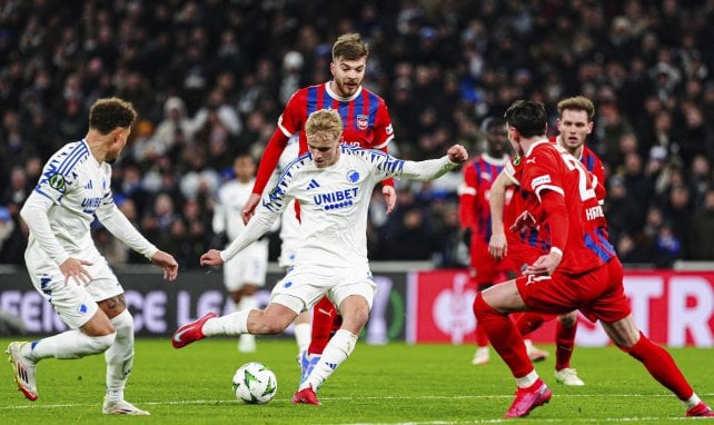 Victor Mow Froholdt golpea el balón