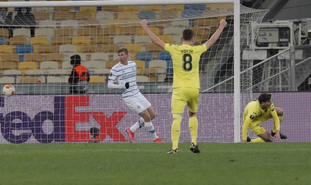 Juan Foyth celebra el gol de Pau Torres ante el Dinamo