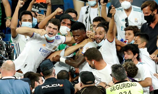 Vinicius celebra un gol con los aficionados del Santiago Bernabéu