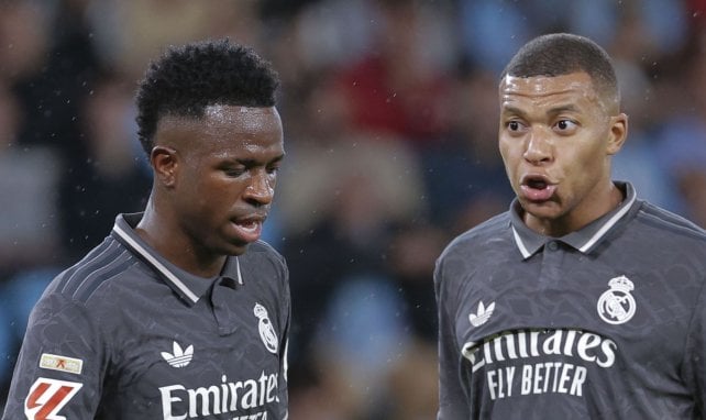 Vinicius junto a Kylian Mbappé