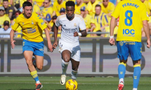 Vinicius Junior conduce la pelota