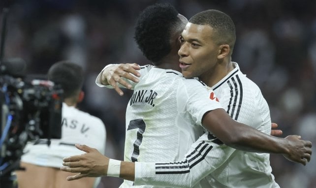 Abrazo entre Vinicius y Kylian Mbappé