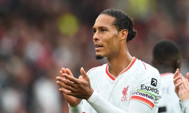 Virgil van Dijk aplaude en un partido del Liverpool