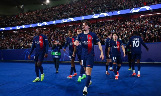 El PSG celebra un gol con la grada