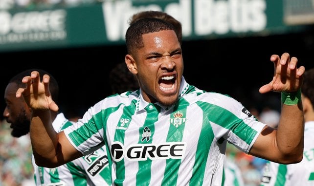 Vitor Roque celebra uno de sus goles