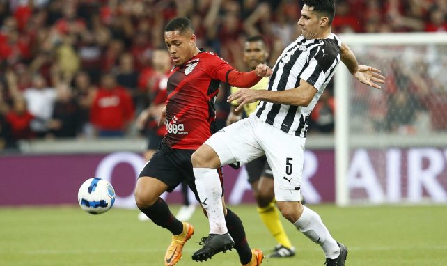 Vitor Roque trata de zafarse de la marca de un rival