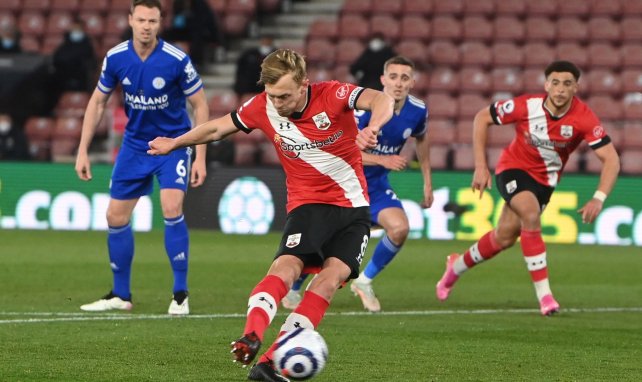 James Ward-Prowse ejecuta un penalti con el Southampton