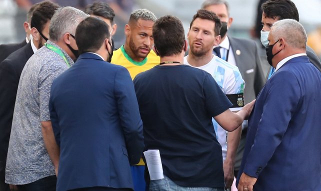 Lionel Messi y Neymar Jr conversando con  las autoridades sanitarias de Brasil