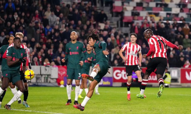 Yoane Wissa marcando al Liverpool con el Brentford